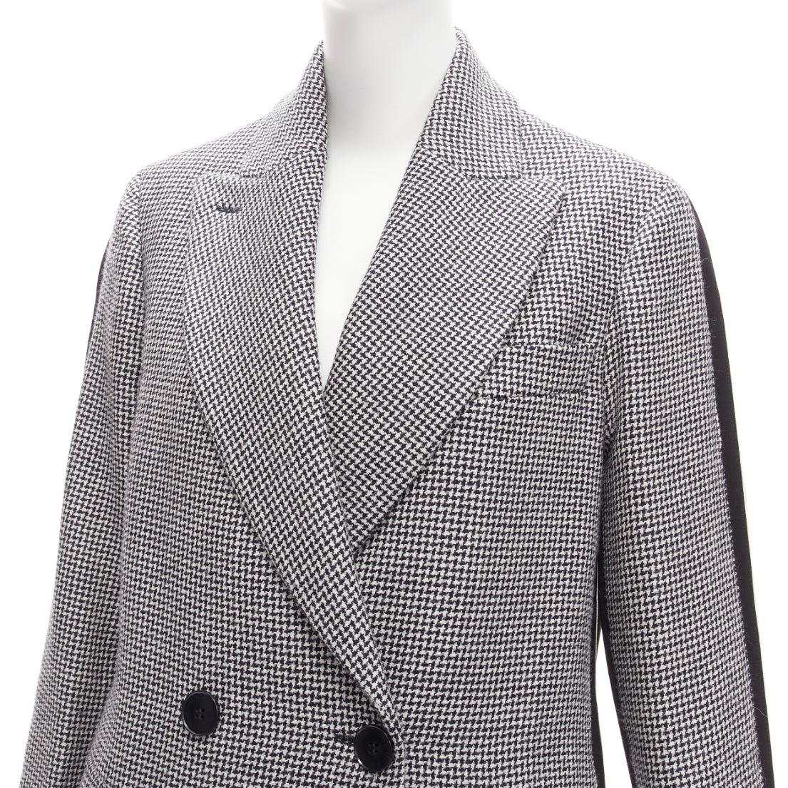 STELLA MCCARTNEY 2018 100% wool grey houndstooth bicolor tailored coat IT38 XS
Reference: NKLL/A00003
Brand: Stella McCartney
Designer: Stella McCartney
Collection: 2018
Material: Wool
Color: Black, White
Pattern: Houndstooth
Closure: Button
Lining: