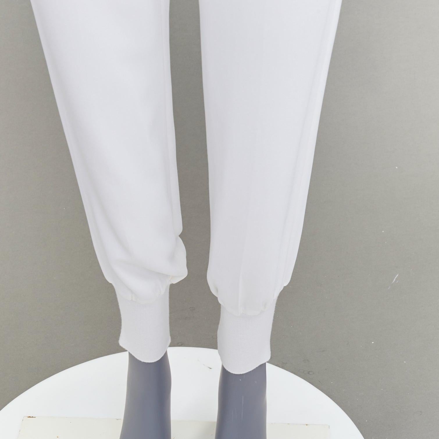 Stella McCartney 2019 pantaloni jogger minimal in misto viscosa color crema IT36 XXS
Riferimento: SNKO/A00659
Marchio: Stella McCartney
Designer: Stella McCartney
Collezione: 2019
Materiale: Viscosa, misto
Colore: crema
Modello: Tinta
