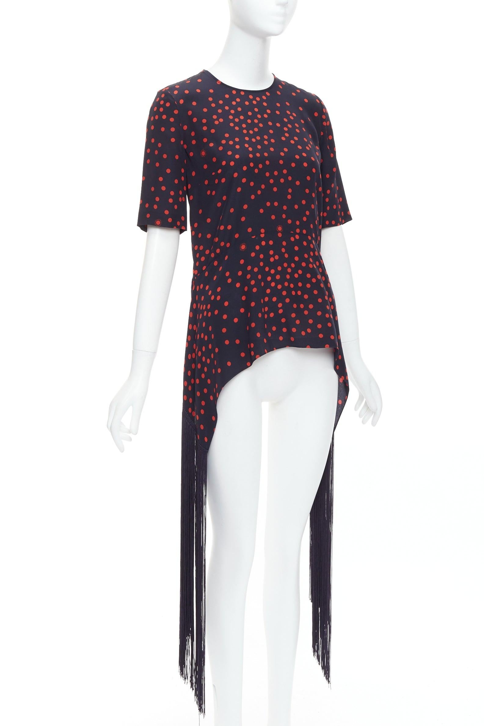 Stella McCartney 2019 top in seta rossa e marina con frange Dot Dot Dot IT38 XS
Riferimento: MECG/A00065
Marchio: Stella McCartney
Designer: Stella McCartney
Collezione: 2019
Materiale: Seta
Colore: rosso, blu scuro
Modello: Dot Dot Dot