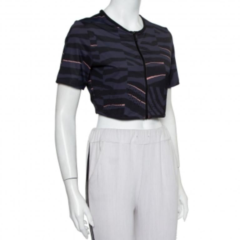 Go for stylish comfort with this crop tee from Stella McCartney x adidas. It is designed for ease and free movement. This top can be easily teamed with shorts or track pants. It has a round neckline, short sleeves, and a front zipper.