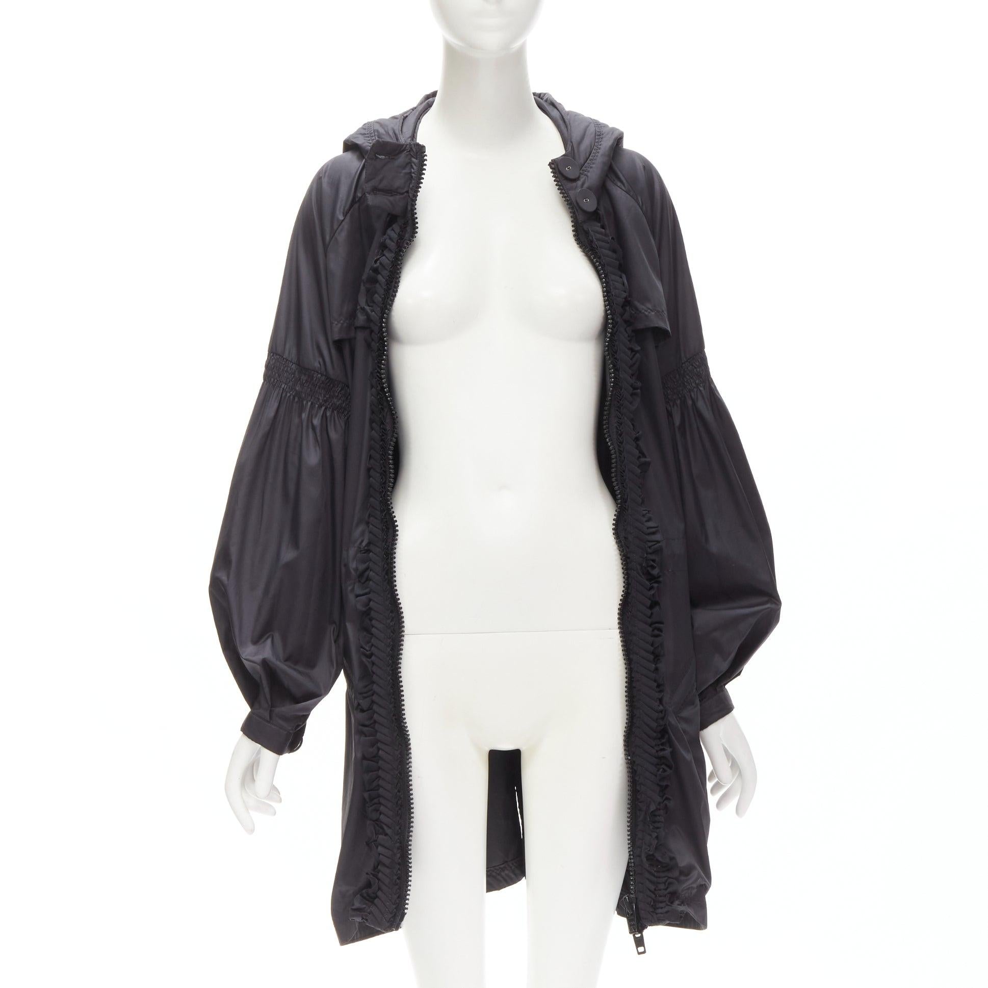 STELLA MCCARTNEY ADIDAS Chaqueta cortaviento anorak de nailon ligero con volante plisado S
Referencia: ANWU/A00507
Marca: Adidas
Diseñadora: Stella McCartney
Material: Nylon
Color: Negro
Patrón: Sólido
Cierre: cremallera
Detalles adicionales:
