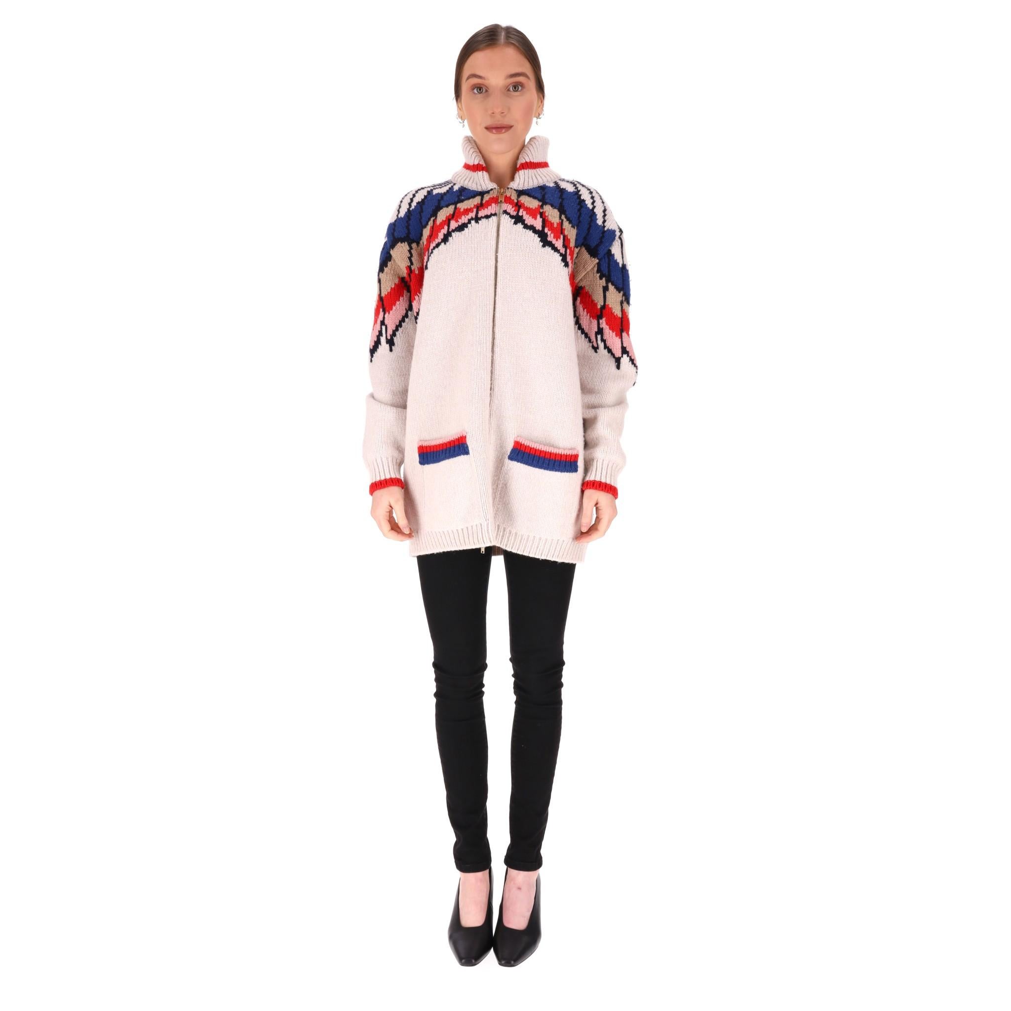 Cardigan en laine vierge intarsia 'All Is Love' de Stella McCartney

Tricot ivoire avec motif de plumes multicolores sur les épaules, étoile bleue et inscription 