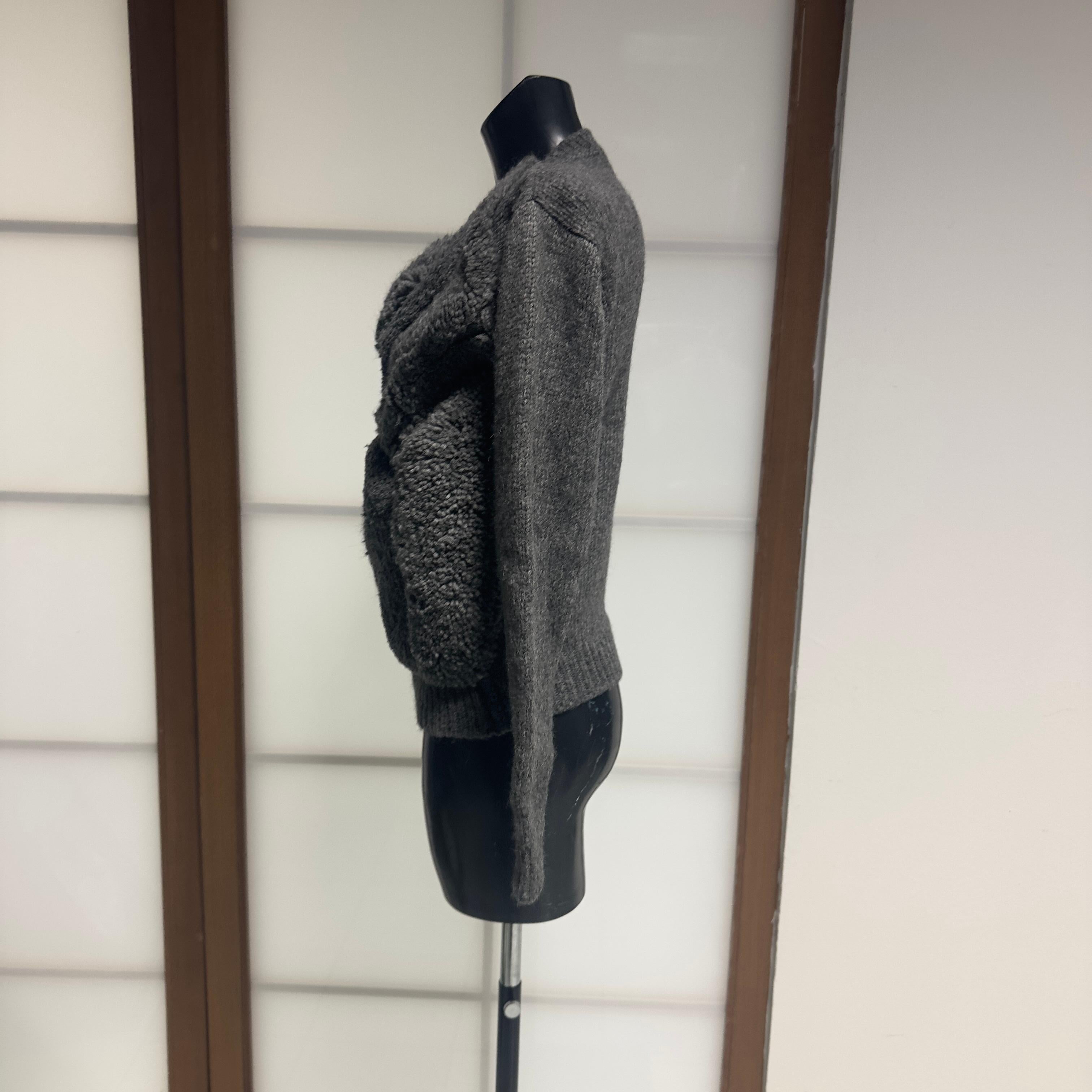 Pull raffiné Stella McCartney, confectionné en Italie à partir d'un fin mélange d'alpaga (53 %), de laine vierge polaire (25 %), de polyamide (20 %) et de mohair (2 %). Le design se caractérise par une structure frontale et latérale en