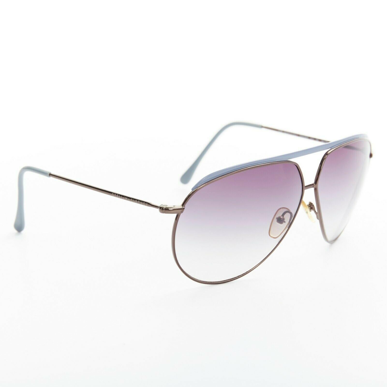 Stella McCartney Baby It's You Occhiali da sole aviatore con lenti stampate blu sfumate Riferimento: WEYN/A00334 
Marchio: Stella McCartney 
Designer: Stella McCartney 
Materiale: Telaio in metallo 
Colore: marrone 
Dettaglio extra: Montatura in