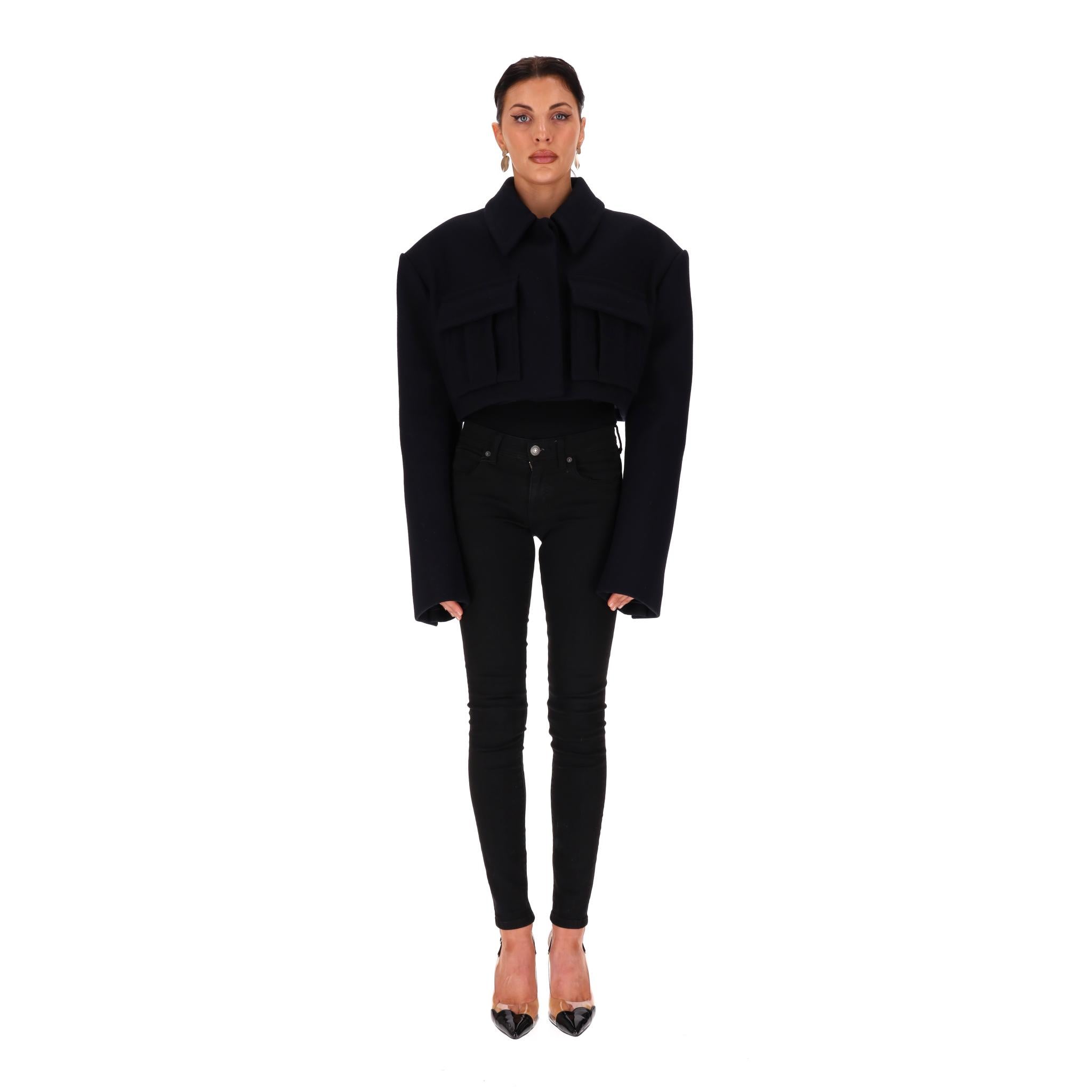 Chaqueta de lana Stella McCartney Balaton Bucci Cropped

Chaqueta negra confeccionada en lana con una silueta cuadrada y recortada.

Con mangas largas, cierre oculto con botones delanteros y dos bolsillos cargo delanteros.

Precio aprox.