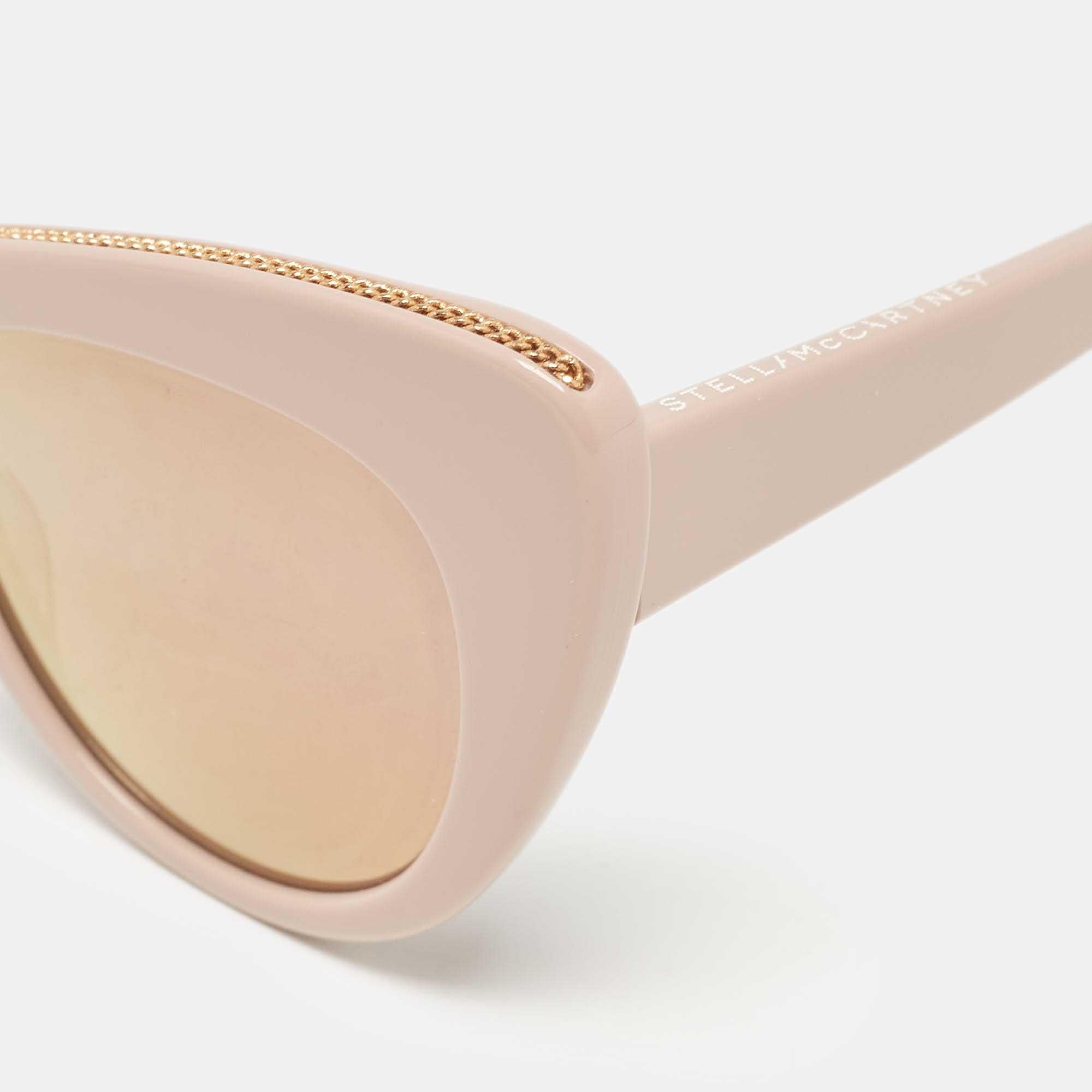 Chic y con clase  estas gafas de sol Chanel combinarán bien con tu look de exterior. La montura beige rodea las lentes. Las llantas cat eye se acentúan con detalles de cadenas. Las patillas presentan detalles de la marca.