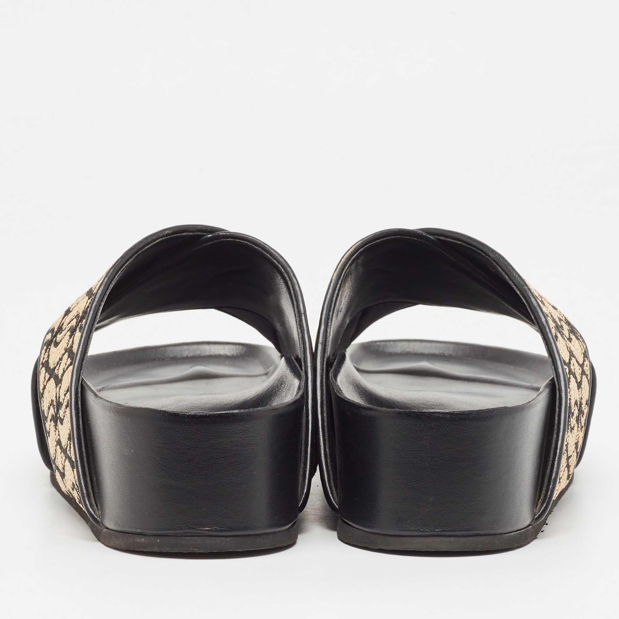 Stella McCartney Beige/Black Monogram Straw Slide Sandals Size 38 In Good Condition For Sale In Dubai, Al Qouz 2