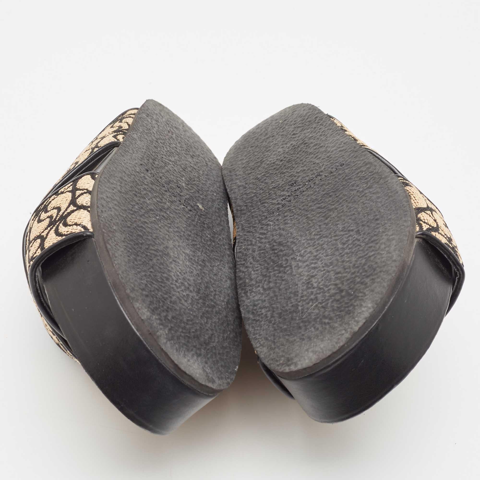 Stella McCartney Beige/Noir Monogram Slide Sandales en paille Taille 38 Pour femmes en vente