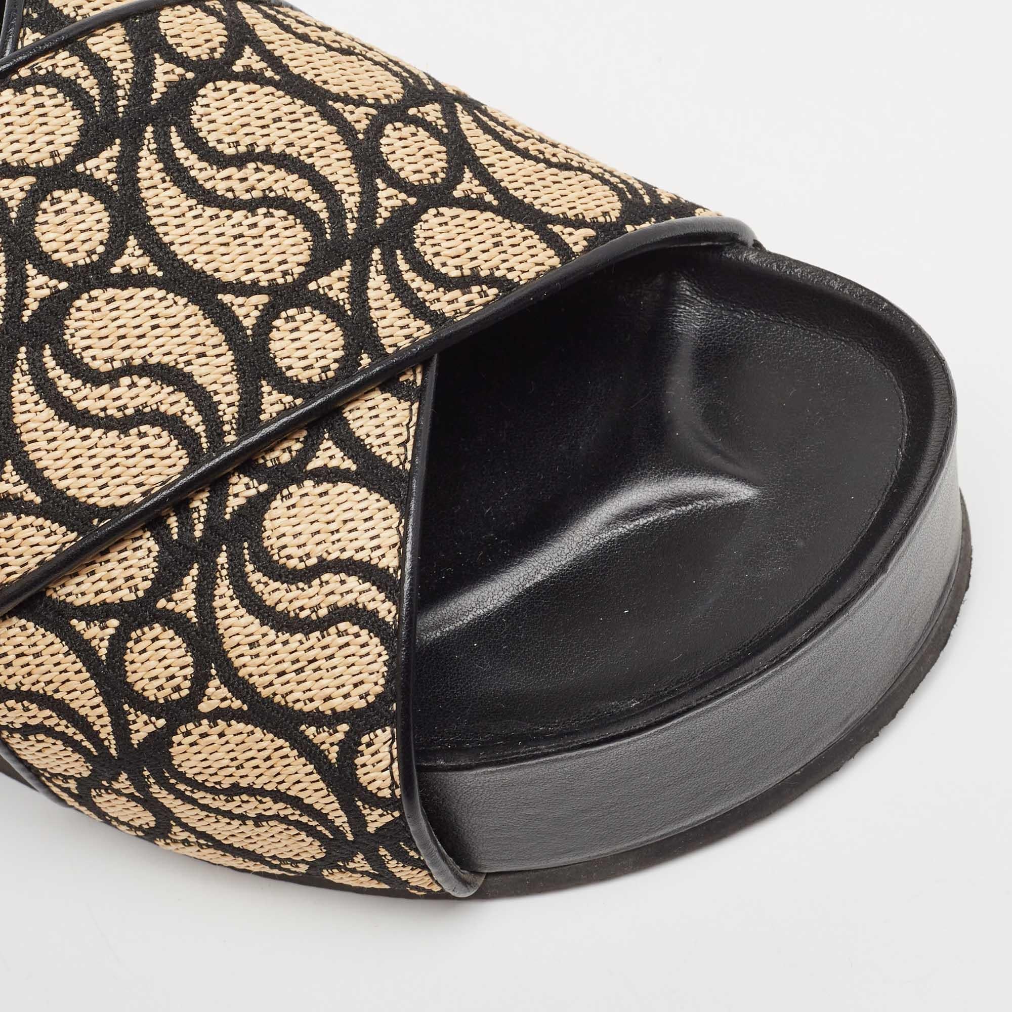 Stella McCartney Beige/Black Monogram Straw Slide Sandals Size 38 For Sale 1