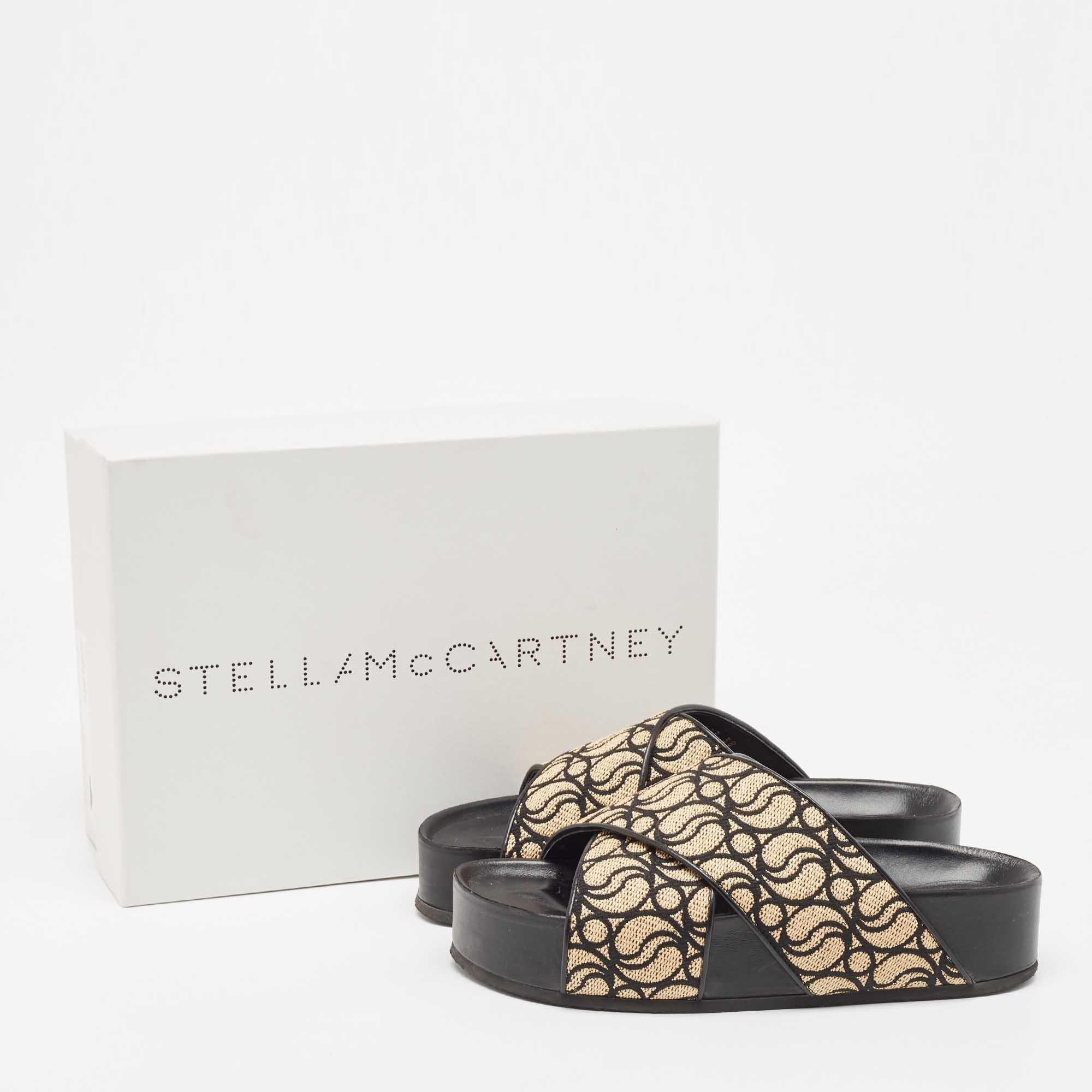 Stella McCartney Beige/Black Monogram Straw Slide Sandals Size 38 For Sale 3