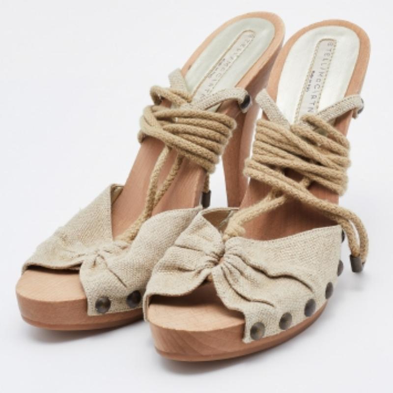 Stella McCartney Sandales à plateforme en bois et tissu beige taille 37 Bon état - En vente à Dubai, Al Qouz 2