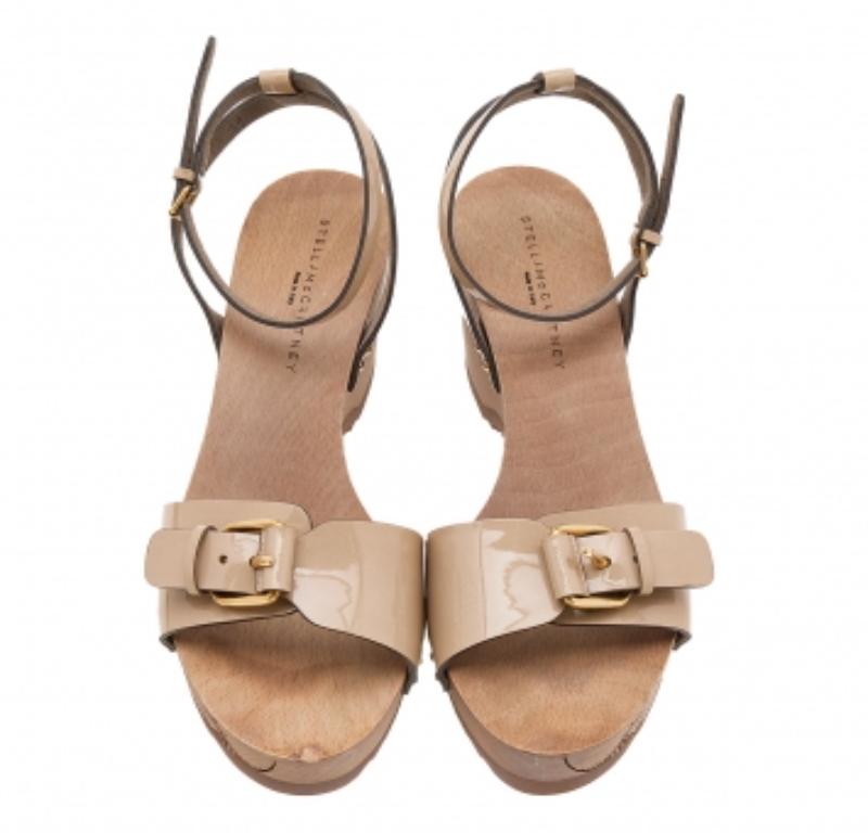 Stella McCartney Beige Faux Patent Leather Linda Wedge Sandals Size 40 In Fair Condition For Sale In Dubai, Al Qouz 2