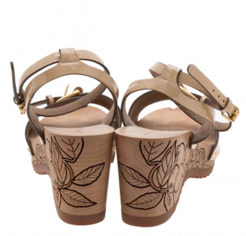 Stella McCartney Beige Faux Patent Leather Linda Wedge Sandals Size 40 For Sale 2