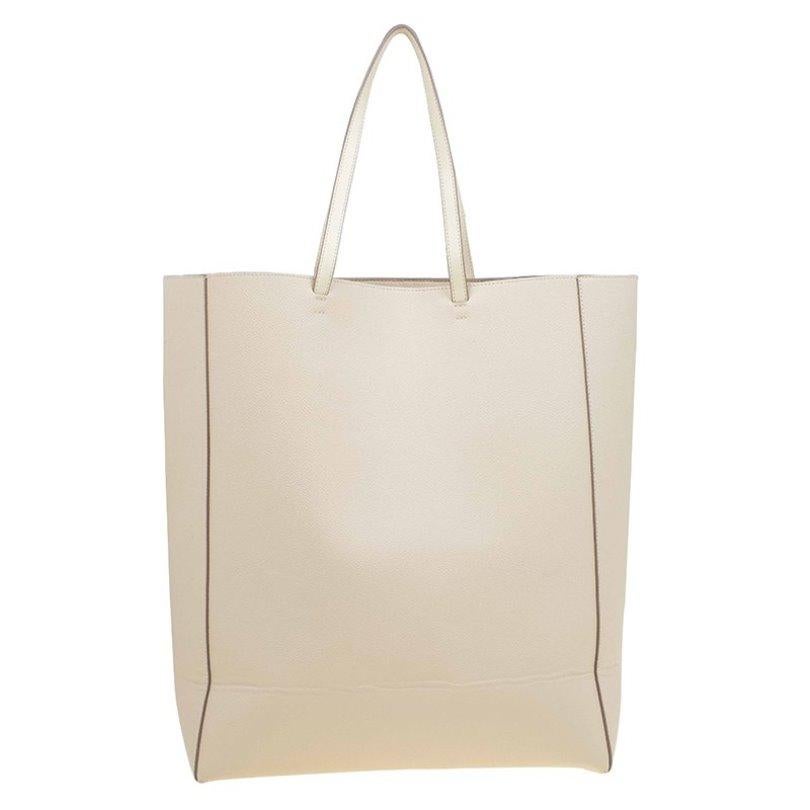 One of the most celebrated British fashion icons, Stella McCartney is renowned for her sharp tailoring and a strong feminine essence in her designs. Her sustainable designs lend a self-confidence with a distinct style. Made from beige leather with a