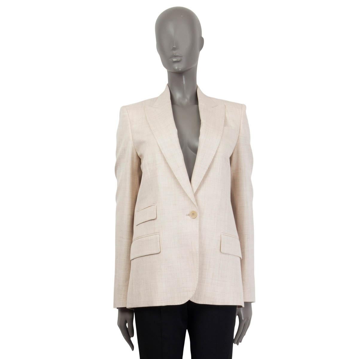 100% autentico blazer oversize a un bottone di Stella McCartney in viscosa (86%) e lino (14%) di colore bianco sporco, sabbia e grigio. Presenta polsini con bottoni e tre tasche con patta cucite sul davanti. Si apre con un bottone sul davanti.