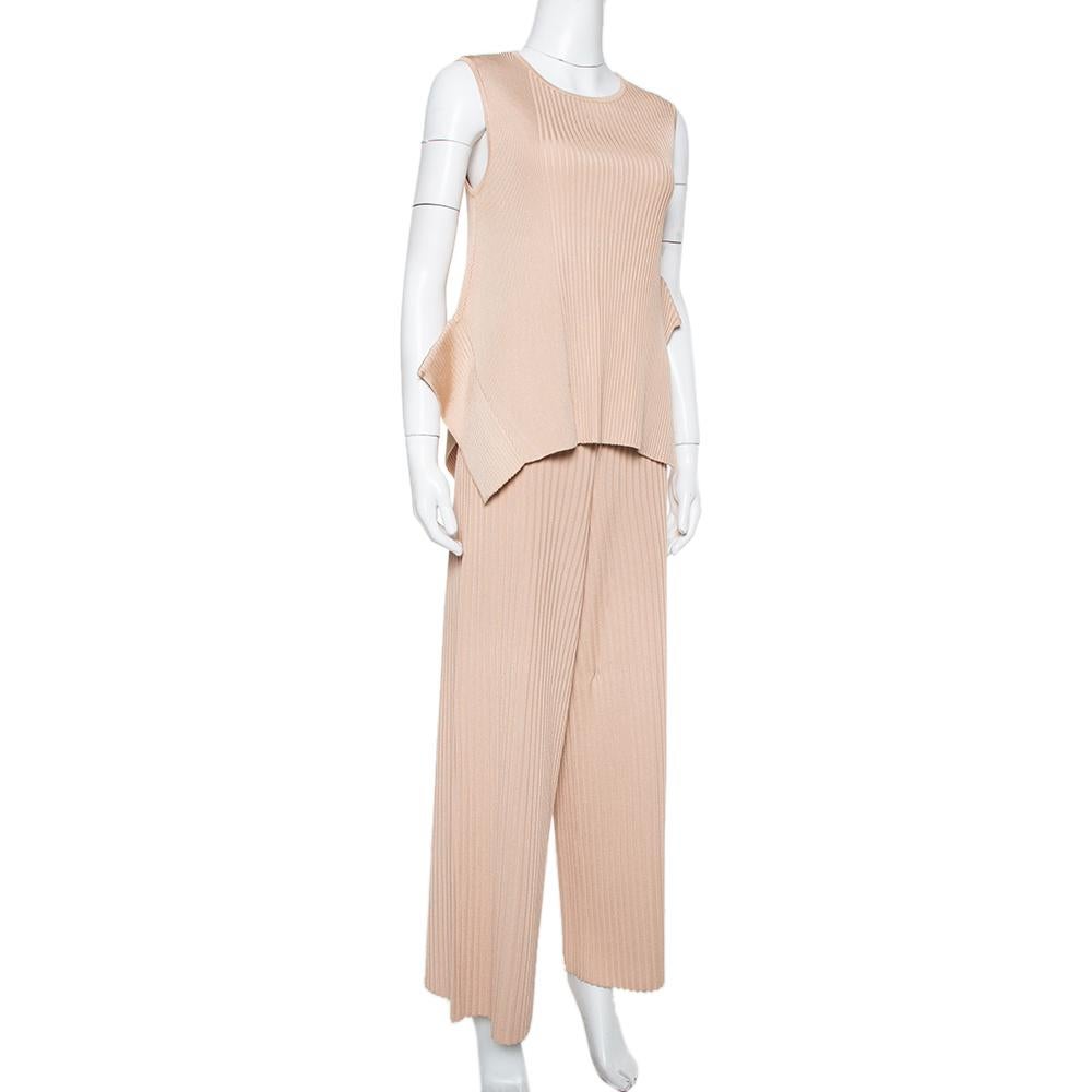 Exhibiting a sophisticated design, this beige Stella McCartney top and pants set is a wardrobe staple. It is made of a blend of fabrics and features a rib-knit design. The sleeveless top, as well as the pants, have a flared silhouette, making them