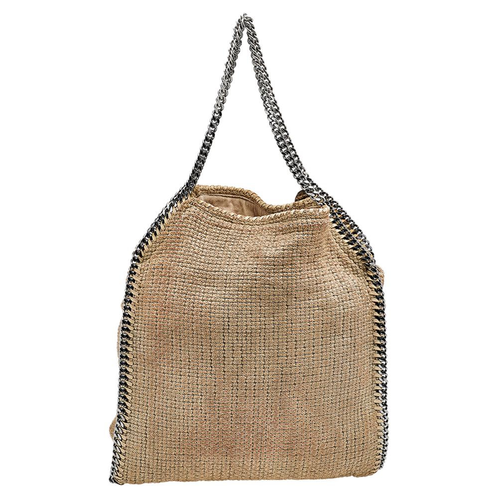 Diese Falabella Tasche von Stella McCartney ist eine Schönheit. Sie ist aus Tweed gefertigt, langlebig und stilvoll. Während die Kettendetails die Schönheit der Tasche unterstreichen, bietet das gefütterte Innere Platz für all Ihre Dinge des