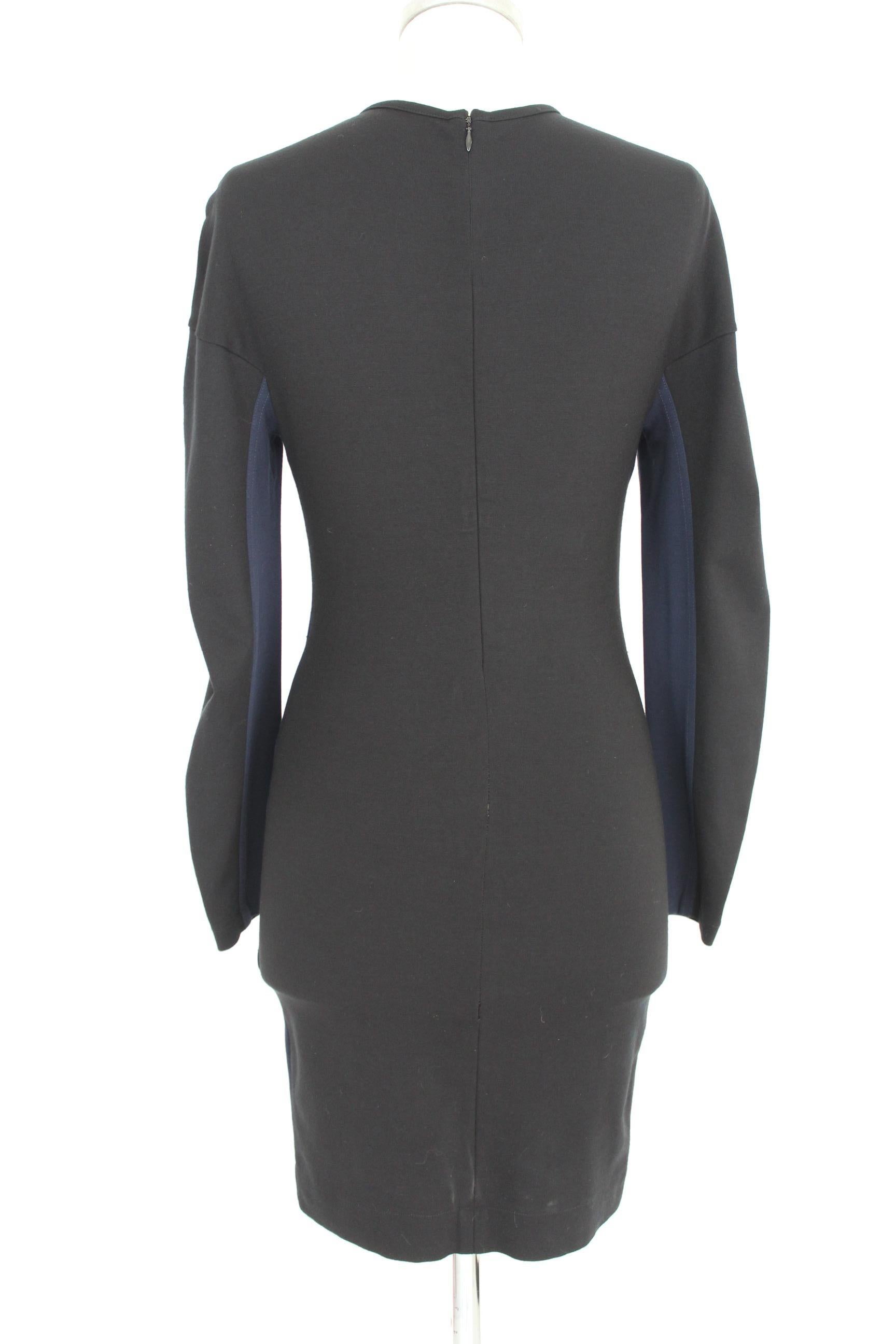 Stella Mc Cartney 2000s woman dress. Sheath dress narrow color black and blue electric, 69% viscose 25% polyamide 6% elastene. Made in Italy. Excellent vintage conditions.


Size: 42 It 8 Us 10 Uk

Shoulder: 42 cm
Bust / Chest: 42 cm
Sleeve: 61