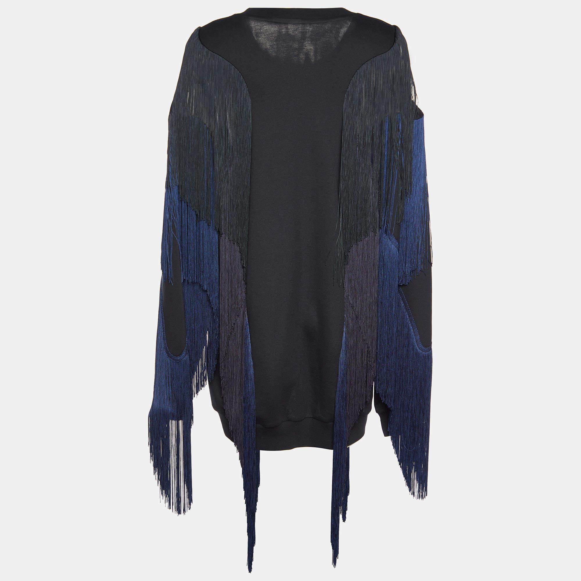 Affichez un look élégant en portant cette magnifique robe pull de créateur. Taillée dans un tissu fin, cette robe présente une silhouette chic pour une coupe cadrée. Coiffez cette création d'accessoires chics et d'escarpins.