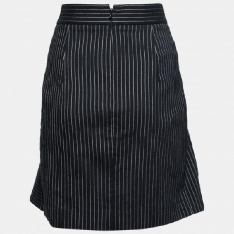 ¡Qué elegante y chic es esta falda acampanada de Stella McCartney! Confeccionada con una mezcla de algodón, esta prenda negra luce rayas clásicas por todas partes. Puedes combinarlo con un top sencillo y unos tacones de tiras.
