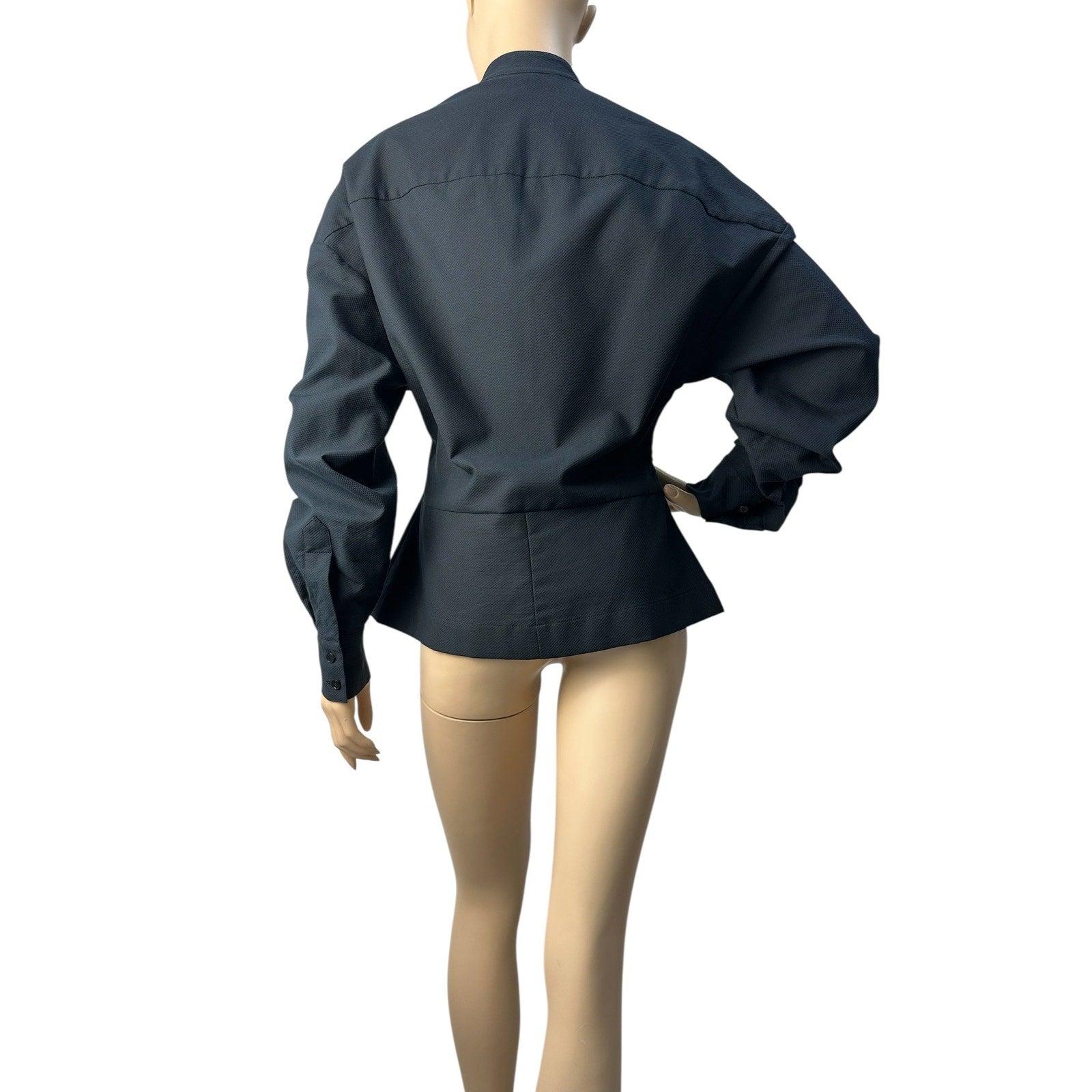 
Minimalistische Bluse mit vertikaler Zierleiste und Stehkragen. Die strukturierte Passform und das moderne Design machen sie zu einer vielseitigen Wahl sowohl für das Büro als auch für die Freizeit. Raffinierte Ästhetik und durchdachte Details