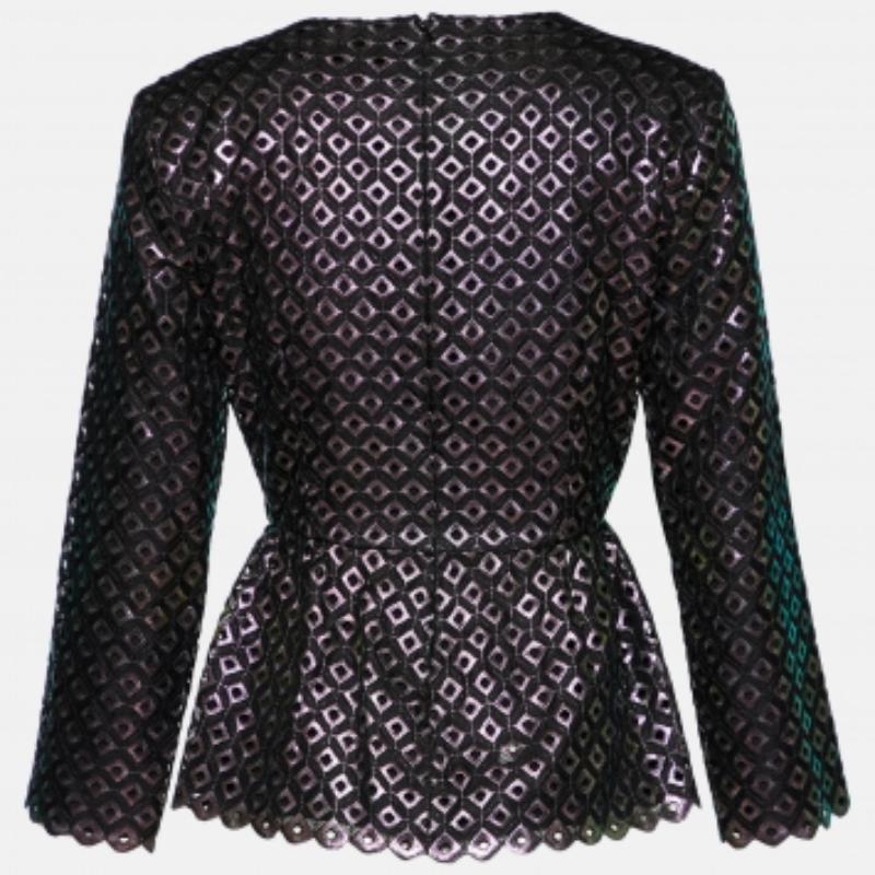 Kreieren Sie einen eleganten Look mit diesem umwerfenden schwarzen Top von Stella McCartney. Es hat lange Ärmel, ein schmeichelhaftes Cutwork-Design und einen Schößchensaum. Sie ist mit einem Reißverschluss auf der Rückseite versehen.