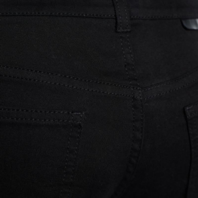 Ce jean de la maison Stella McCartney est définitivement une paire de classe à posséder ! Ils sont créés à partir d'un tissu denim noir, avec des appliques de dentelle qui soulignent leur look. Ils sont dotés d'une fermeture à glissière et de quatre