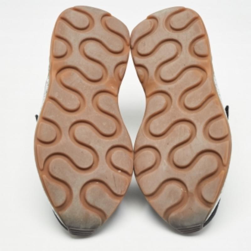 Con una silueta clásica, estas zapatillas de diseño son una combinación perfecta de lujo, comodidad y estilo. Estas zapatillas están diseñadas con detalles de la firma y cómodas plantillas.
