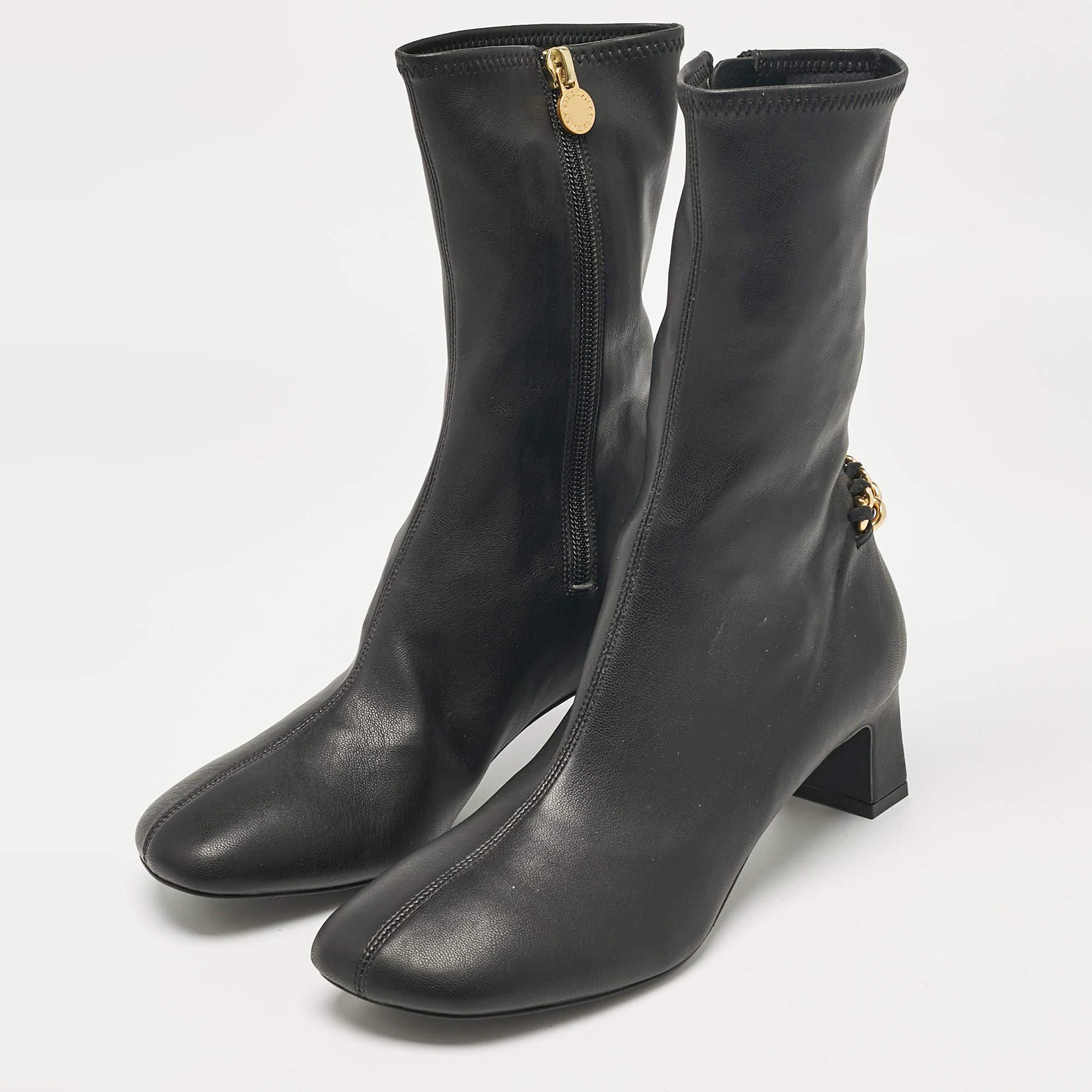 Les bottes sont un élément essentiel de votre garde-robe et ces bottes fabriquées dans des matériaux de qualité supérieure sont un excellent choix. Offrant le meilleur du confort et du style, cette paire à la semelle robuste sera parfaite avec un