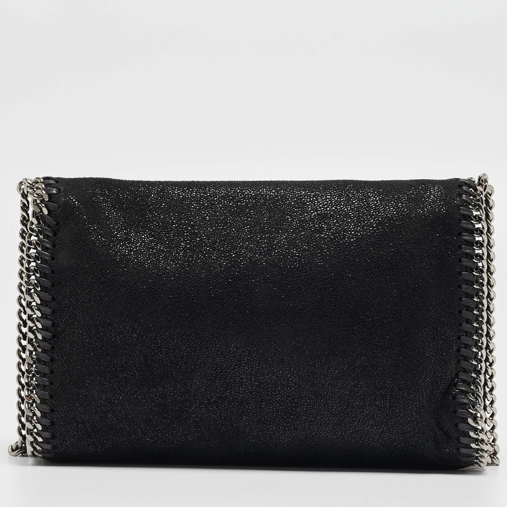 The chain whipstitch detailing beautifully outlines this Stella McCartney Falabella bag. Crafted from faux leather, it has been adorned with silver-tone accents, and it can be carried with a chain strap. The fabric-lined interior can safely store