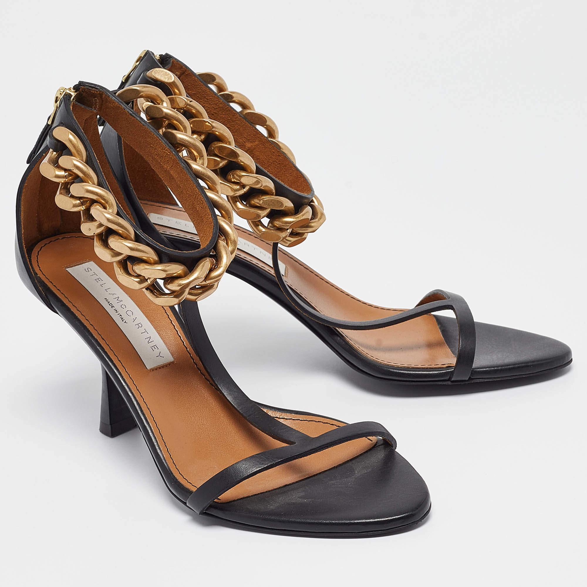 Stella McCartney Sandalias con tira en T Falabella de piel sintética negra talla 38 en Excelente Estado en Dubai, Al Qouz 2
