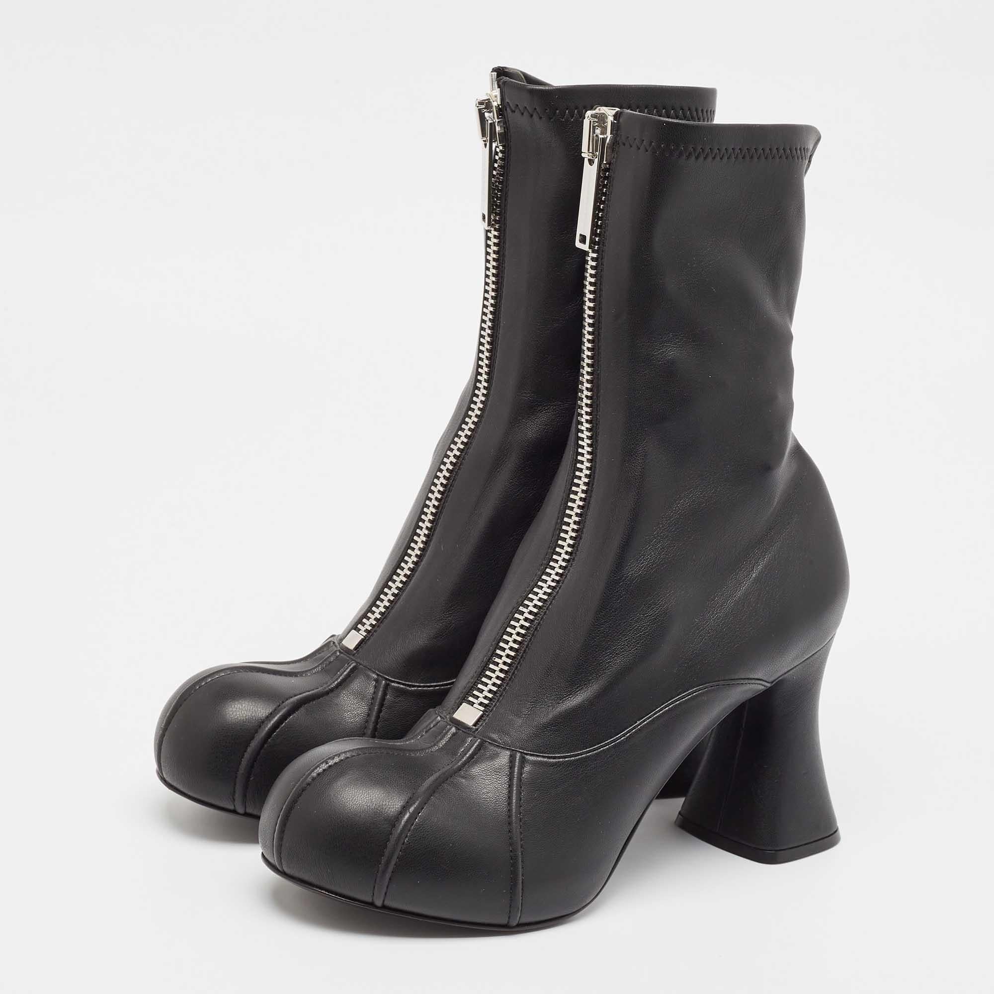 Profitez des journées les plus branchées avec ces élégantes bottes Stella McCartney. D'une conception et d'une fabrication modernes, ils sont conçus pour vous offrir confort et élégance.