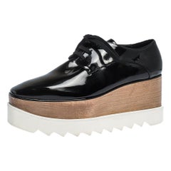 Stella McCartney Elyse Plateau Derby aus schwarzem Lacklederimitat, Größe 37,5