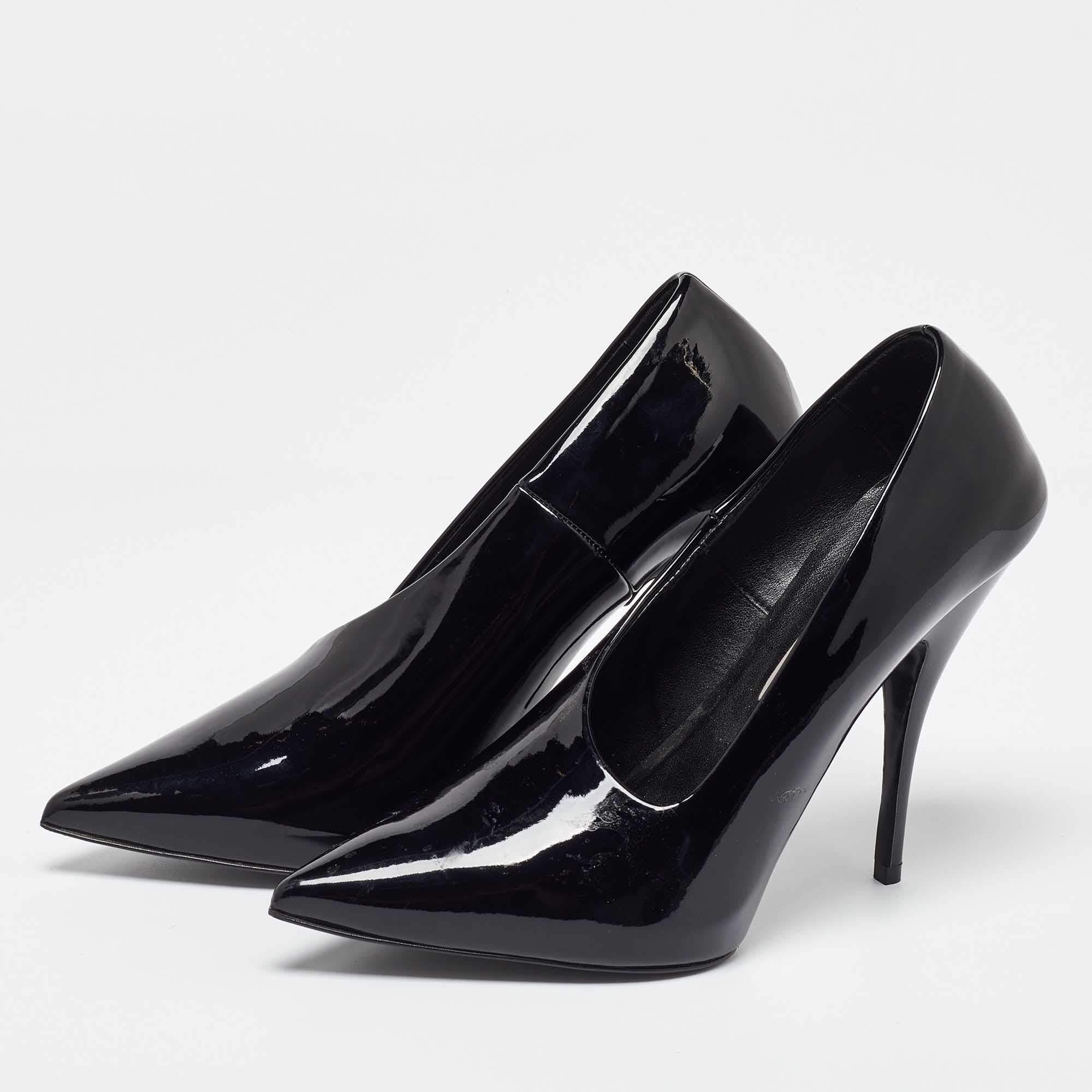Fate una dichiarazione di stile chic con queste décolleté di design. Presentano tacchi robusti e suole resistenti, perfetti per le tue uscite alla moda.