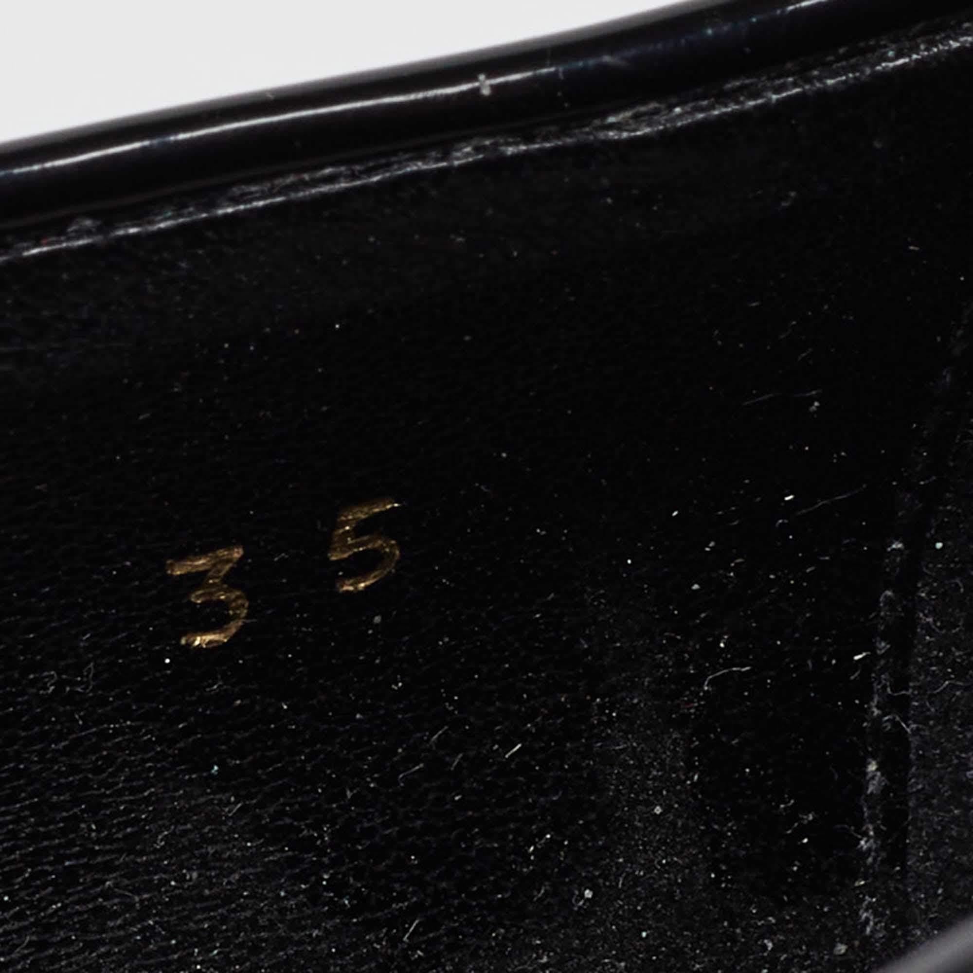 Stella McCartney - Décolleté a punta con scollo a V in finta pelle nera - taglia 35 in vendita 3