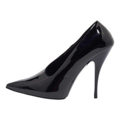 Stella McCartney Schwarze Pumps aus Lackleder mit V-Ausschnitt und spitzer Zehe Größe 35