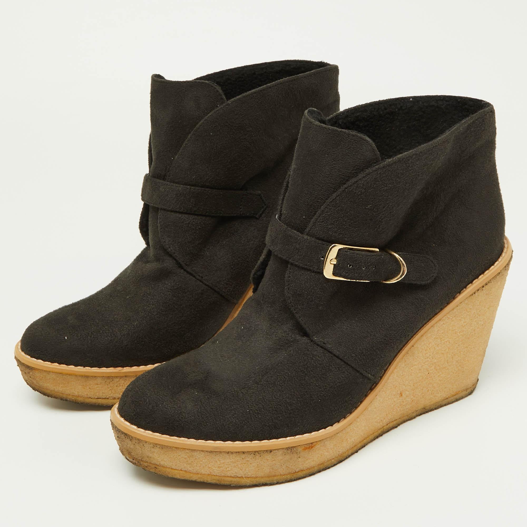 Las botas son una parte esencial de tu vestuario y estas botas fabricadas con materiales de primera calidad son una buena elección. Ofreciendo lo mejor de la comodidad y el estilo, este par de suela resistente quedaría genial con unos vaqueros