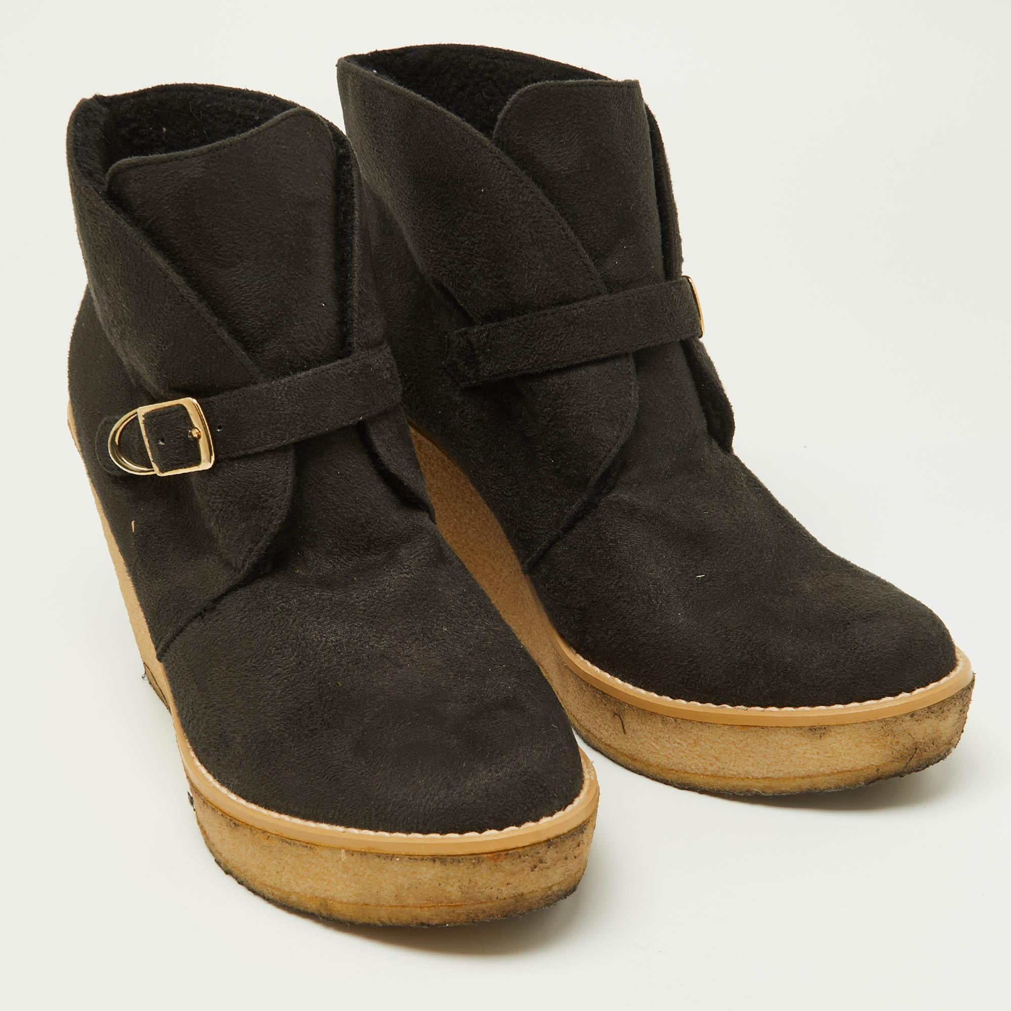 Stella McCartney Botines de ante negro con detalle de hebilla y cuña Talla 39 en Bueno estado para la venta en Dubai, Al Qouz 2