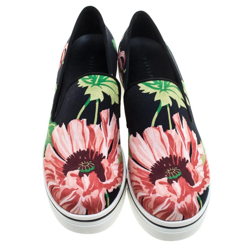 To accompany your attires with ease, Stella McCartney brings you this pair of sneakers that speak nothing but high style. They've been crafted from canvas and designed with floral prints. The comfortable sneakers are easy to slip on and they are