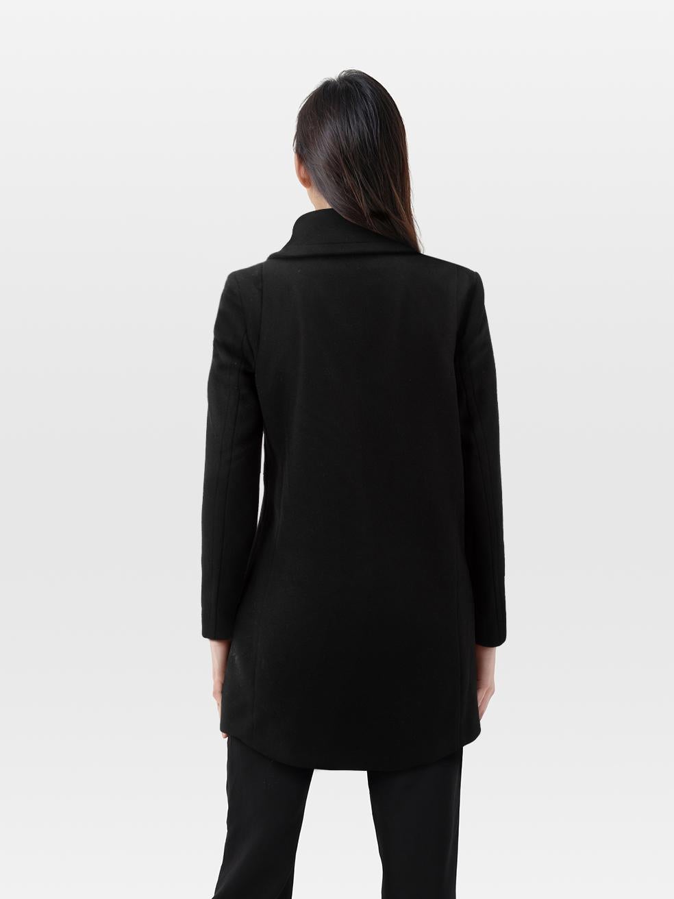 La condizione è molto buona. Questo articolo di rivendita usato di Stella McCartney non presenta quasi nessun segno di usura visibile.
 
 
 
 Dettagli
 
 
 Nero
 
 Lana
 
 Cappotto
 
 Doppiopetto
 
 Chiusura con zip
 
 Lunghezza media
 
 Polsini con