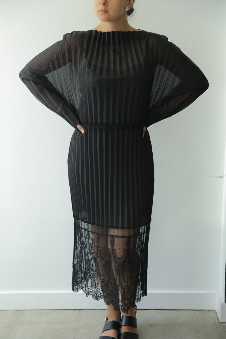 Stella McCartney Schwarzes Midi-Kleid aus durchsichtiger und plissierter  Spitze Größe 42 im Angebot bei 1stDibs