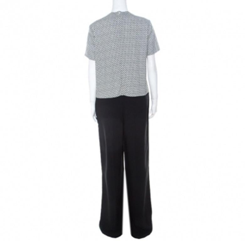 Dieser Jumpsuit von Stella McCartney ist aus hochwertigen Stoffen gefertigt und sieht aus wie ein Einzelteil. Es besteht aus einem bedruckten, kurzärmeligen Oberteil und einer schwarzen Hose. Kombinieren Sie diesen Jumpsuit mit einem Gürtel und