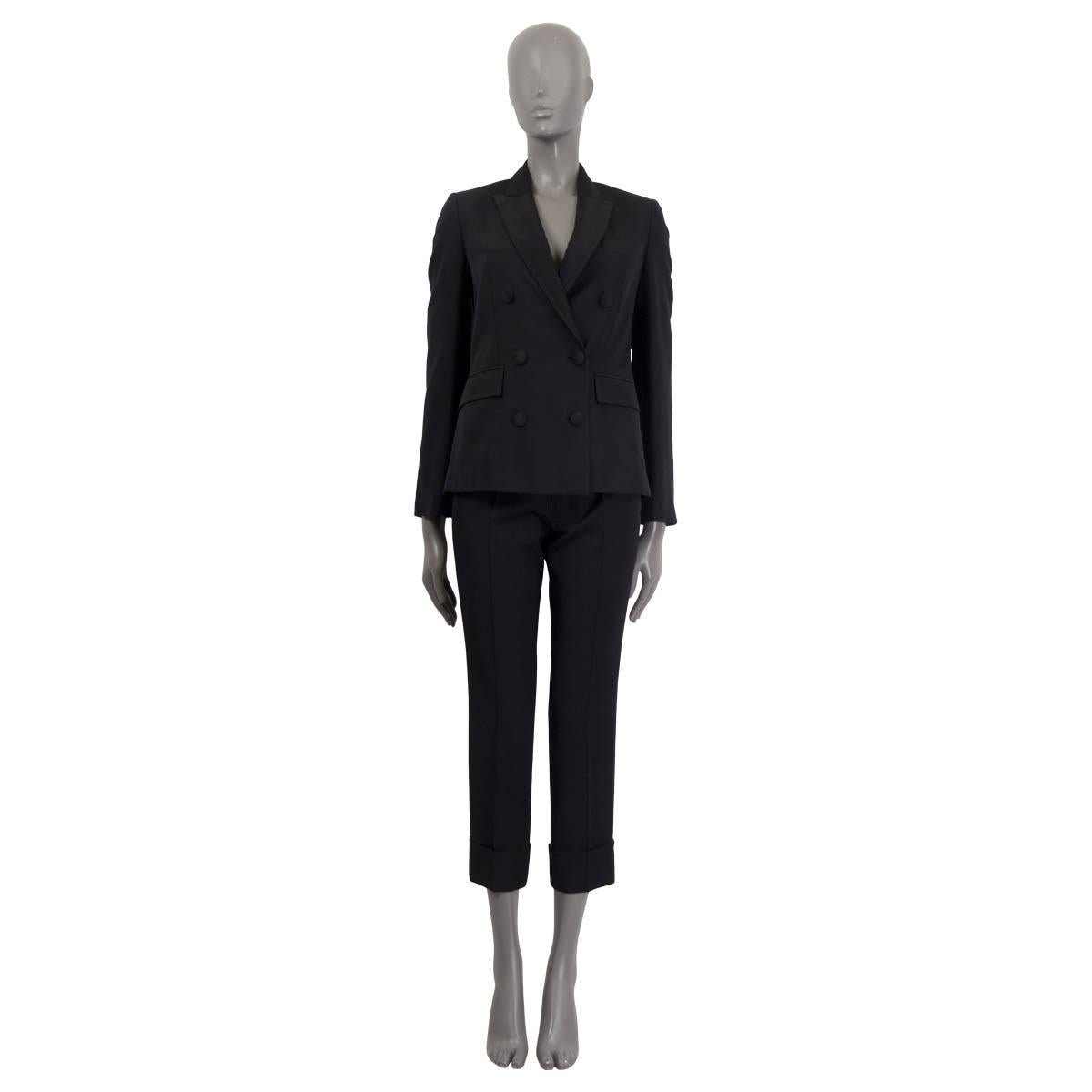 100% authentischer Stella McCartney Zweireiher-Smoking-Blazer aus schwarzer Rohseide (100%). Mit gepolsterten Schultern, einer Brusttasche und zwei Pattentaschen auf der Vorderseite. Mit geknöpften Manschetten und Satindetails am Kragen und an den