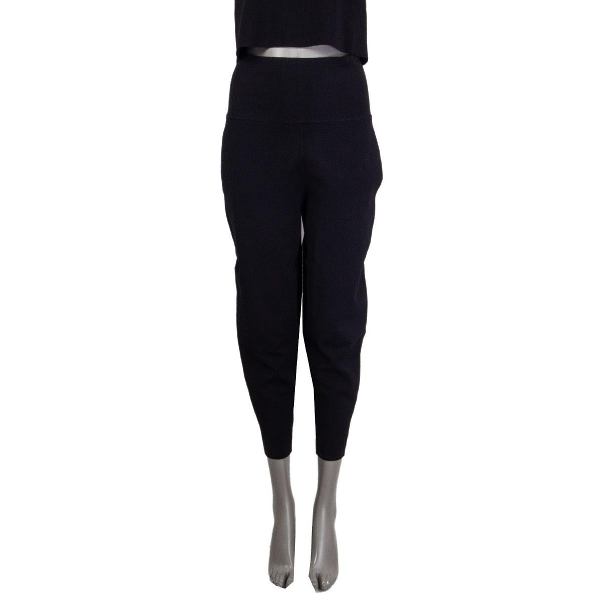 100% authentic Stella McCartney high-waist pants in black rayon (83%) polyester (17%) with a stretchy material, tapered legs and two side pockets. Has been worn and has a little stitching at the seam by the waist-band. Makes overall a great