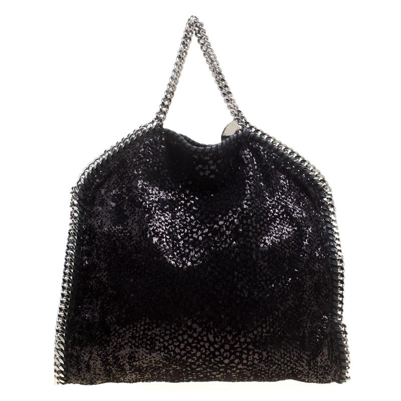 Stella McCartney is known for her chic designs and this Falabella tote perfectly embodies this trait. Crafted in Italy from black sequins and velvet with a fabric interior, this tote has a beautiful glittering exterior and black-tone chain details