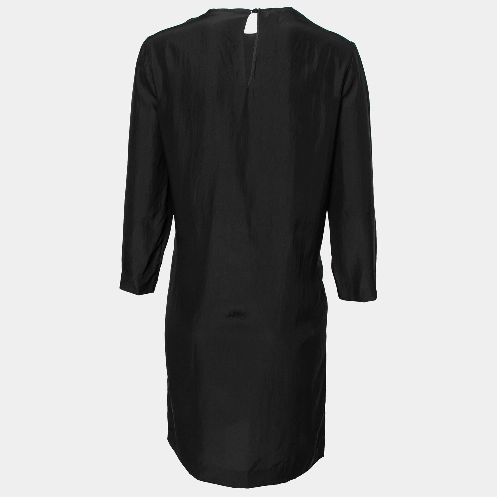 The beautiful embroidery on the black body of this Stella McCartney dress makes it visually appealing. Made from quality material it is styled with long sleeves a back button closure and a fine neckline.