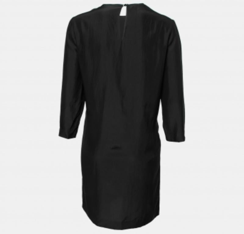 Die schöne Stickerei auf dem schwarzen Body dieses Kleides von Stella McCartney macht es optisch ansprechend. Es ist aus hochwertigem MATERIAL gefertigt und verfügt über lange Ärmel, einen Knopfverschluss auf der Rückseite und einen feinen