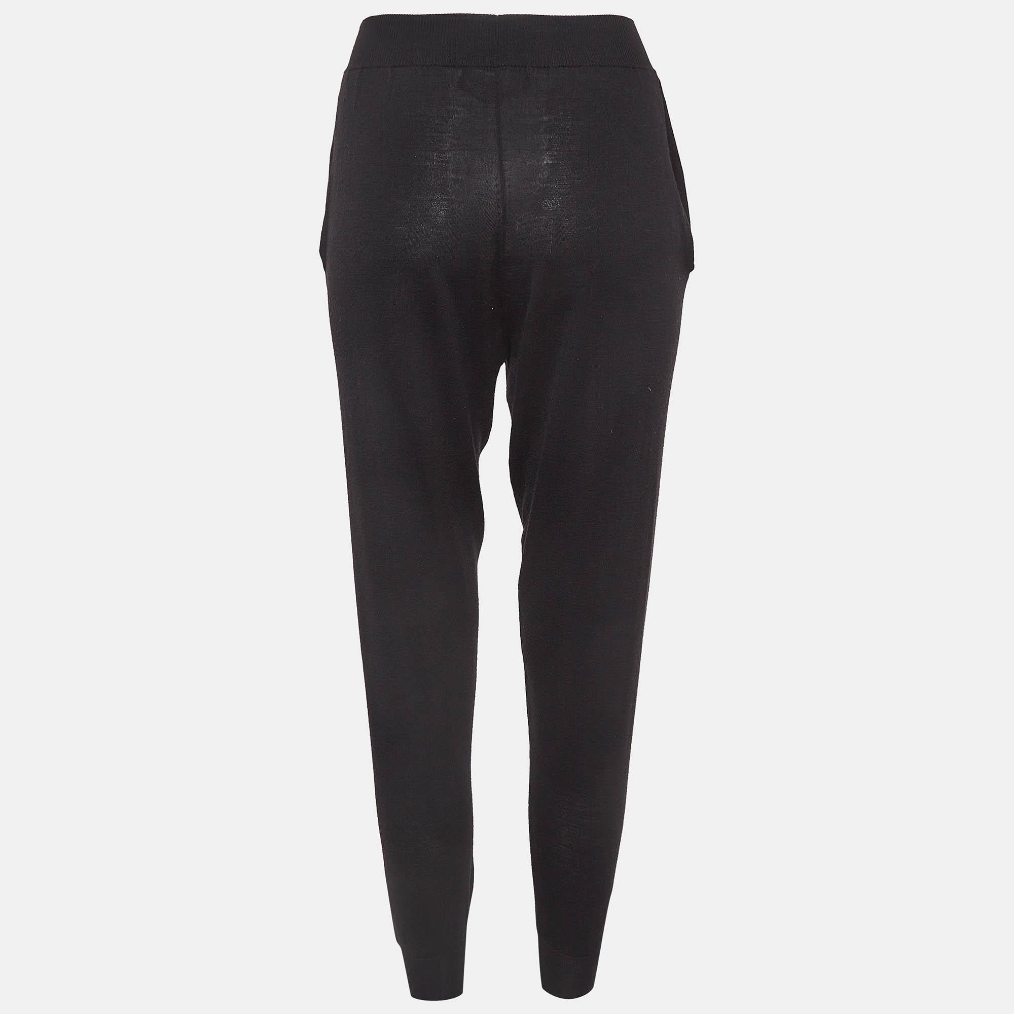 Lounge around in comfort and style with these joggers from Stella McCartney. Made of a cashmere blend the pants have a black shade and a comfortable elastic waistline.