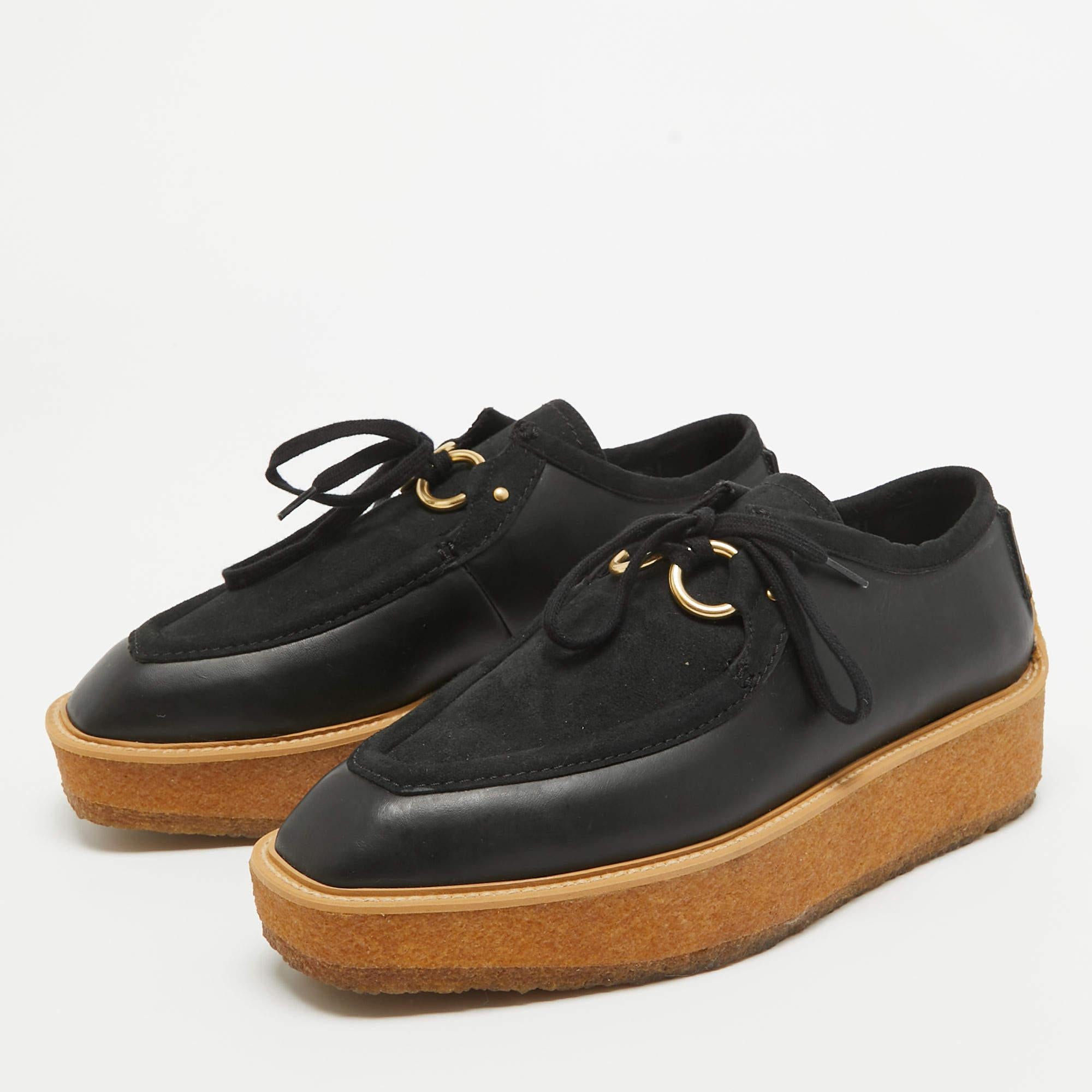 Stella McCartney fait preuve d'un style élevé et d'un goût unique pour la mode avec ces baskets. Elles regorgent de détails exquis, comme le faux cuir noir et l'extérieur en daim, les lacets et les épaisses plates-formes. Procurez-vous cette paire