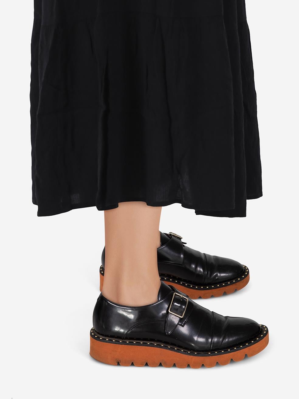 L'ÉTAT est très bon. L'usure des chaussures est minime. Abrasion et froissement général sur toutes les parties du cuir des deux chaussures. Marques sur le bord des deux semelles. Ternissement sur la boucle de la chaussure gauche de cet article de